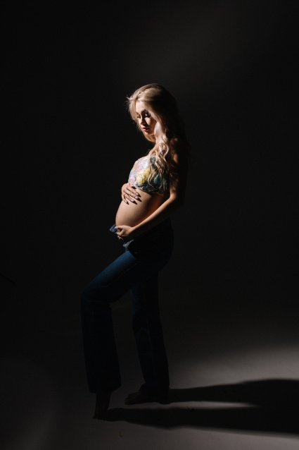 Заказать фотосессию для беременных в студии от компании Fashion Box в Самаре
 – фото № 2