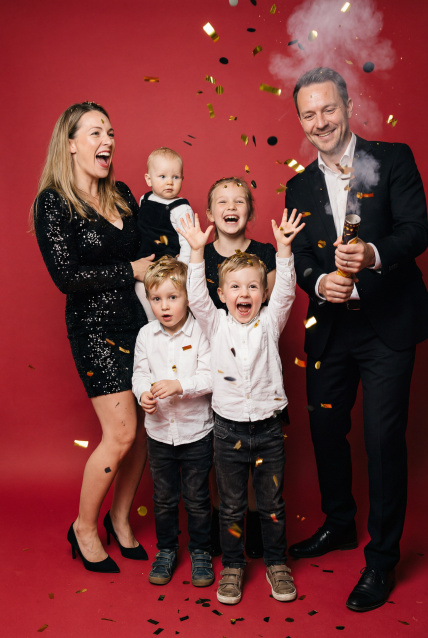 Заказать семейную фотосессию в студии с детьми в Самаре  от Fashion Box
 – фото № 4