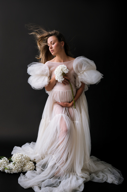 Заказать фотосессию для беременных в студии от компании Fashion Box в Самаре
 – фото № 2