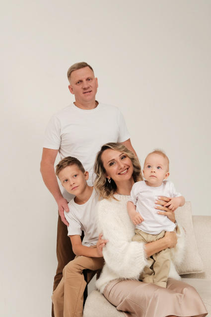 Заказать семейную фотосессию в студии с детьми в Самаре  от Fashion Box
 – фото № 2