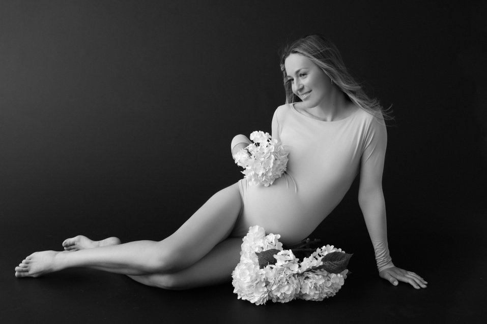 Заказать фотосессию для беременных в студии от компании Fashion Box в Самаре
 – фото № 1